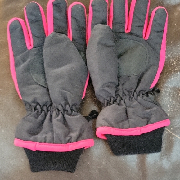 Nike Pink and Black Insulated Gloves - Picture 2 of 3